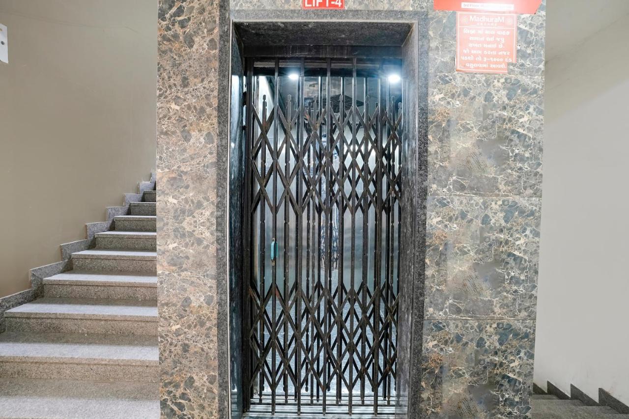 Hotel Fabexpress Blue Stone Surat Exterior foto